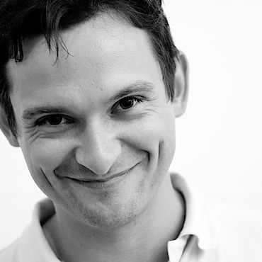 Black and white headshot of Neos CMS core developer Sebastian Helzle.